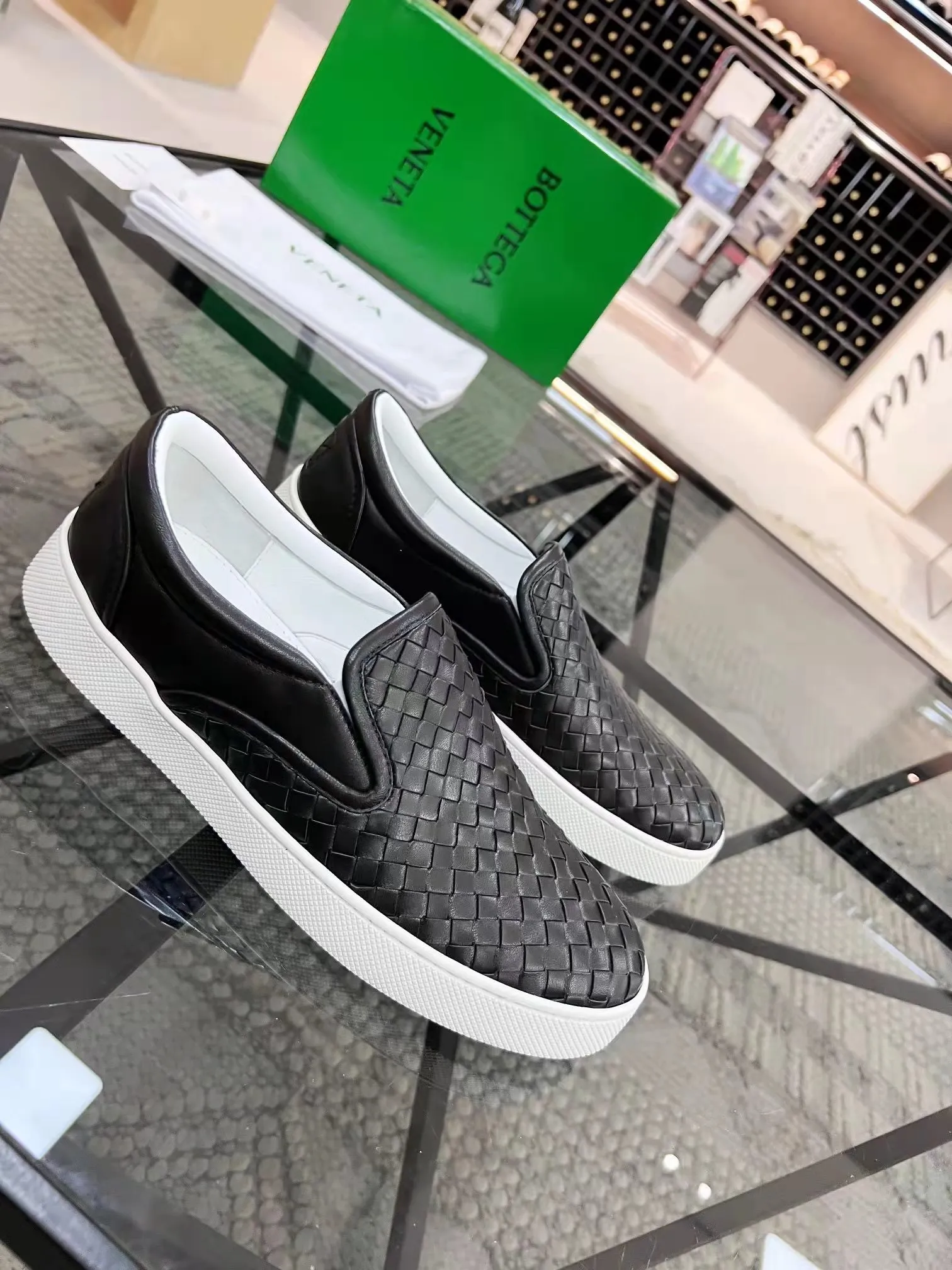 Men's men's shoes 💰420 [New style] 🎍🎍⚠️BOTTEGA VENETA) BV fashionable and casual classic, classic on sale ⬆️⬆️! (High quality) only better than genuine products from counters! Top handcrafted woven decoration [strong]💯💯 Breathable mesh lining plus mixed sheepskin and original latex feet! Genuine rubber anti-slip outsole! ! Super comfortable! Welcome to compare the authentic products at the counter! 38 to 44 (45 can be customized